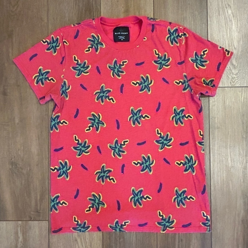Blue Crown ♥️ red shirt with palm tree star design Medium